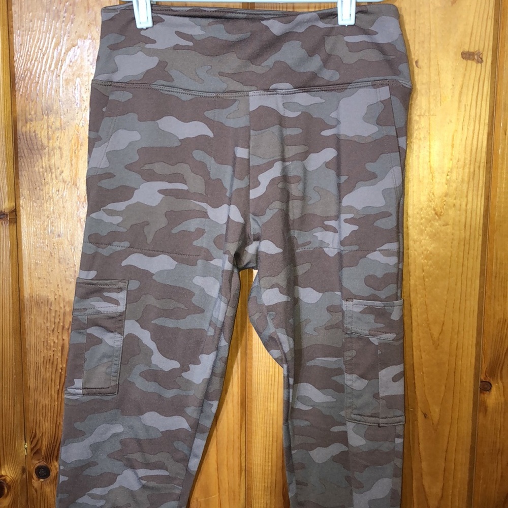 Pink Victoria’s Secret active Camo Leggings with pockets cargo style size small - Picture 2 of 6